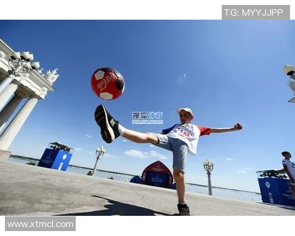 与足球明星亲密合照的女孩们展现青春魅力与梦想追逐的瞬间 与足球明星亲密合照的女孩们展现青春魅力与梦想追逐的瞬间